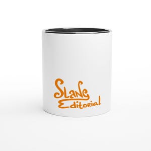 Op de afbeelding: Een witte keramische mok met een zwarte binnenrand. De buitenkant is voorzien van de oranje tekst Slang Editorial in een gestileerd cursief lettertype. De mok heeft een cilindrische vorm en een gladde, glanzende afwerking.