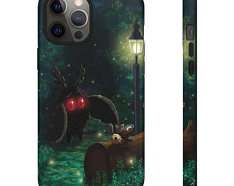 Puede incluir: Una funda para teléfono con una escena de bosque oscuro que muestra una gran criatura negra similar a una polilla con ojos rojos brillantes, una polilla pequeña sobre un tronco, una farola encendida y luciérnagas sobre un fondo verde y negro.