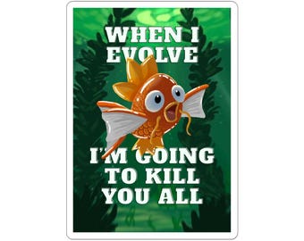 Puede incluir: Una pegatina rectangular con un pez naranja de ojos grandes y aletas blancas sobre un fondo submarino verde oscuro. El texto dice: WHEN I EVOLVE I'M GOING TO KILL YOU ALL en letras mayúsculas blancas y negritas.