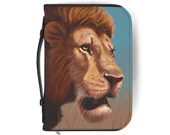 Puede incluir: Un estuche organizador rectangular con cremallera que presenta una ilustración detallada de una cabeza de león de perfil. El león tiene una melena de color marrón dorado, ojos ámbar y una nariz oscura sobre un fondo azul.