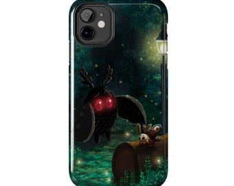 Puede incluir: Una funda para smartphone con una ilustración de bosque oscuro que muestra una gran criatura polilla negra con ojos rojos brillantes, una polilla más pequeña sobre un tronco marrón, una farola encendida y luciérnagas en un entorno verde.