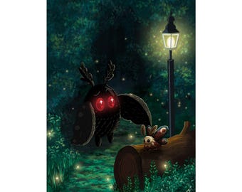 Puede incluir: Una ilustración digital que muestra una gran criatura polilla negra y peluda con ojos rojos brillantes flotando cerca de una polilla más pequeña de color marrón y blanco posada en un tronco. Una farola ilumina el bosque oscuro.