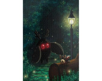 Puede incluir: Un rompecabezas rectangular que muestra una criatura oscura y peluda con grandes ojos rojos brillantes y antenas, junto a una figura más pequeña similar a una polilla sobre un tronco marrón. Una farola ilumina la escena con luz.