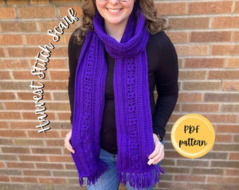 Puede incluir: Una bufanda de ganchillo de color morado vibrante con un patrón de puntos texturizados y flecos en los extremos. La imagen incluye el texto PigeonPatternCrochet, Harvest Stitch Scarf y PDF pattern. La bufanda se lleva alrededor del cuello.