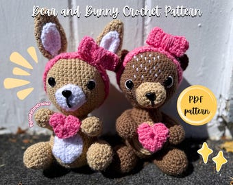 Puede incluir: Dos figuras amigurumi de ganchillo, un conejo beige y un oso marrón, cada uno con una diadema rosa con lazo y sosteniendo un corazón rosa. El texto dice Bear and Bunny Crochet Pattern y PDF pattern. Las figuras tienen ojos y narices negras.