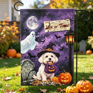 Könnte beinhalten: Eine rechteckige Gartenflagge mit einem weißen Hund, der einen Hexenhut trägt und einen Kürbis-Süßigkeitenkorb hält. Der violette Hintergrund zeigt einen Vollmond, ein Gespenst, Fledermäuse, einen Grabstein mit der Aufschrift REST IN PEACE und ein Schild mit Trick or Treat.
