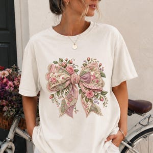 Vintage T-shirt met bloemenstrik, T-shirt met roze rozenlint, T-shirt met cottagecore-print, T-shirt met imitatieborduurwerk, cool damesshirt, Comfort Colors®