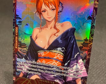 Puede incluir: Una carta coleccionable holográfica de One Piece que muestra a Nami con un kimono azul oscuro y un obi naranja. La carta incluye el texto Nami, Straw Hat Crew e instrucciones de juego. Tiene un número 1 rojo, valor 2000 y un icono counter +1000.