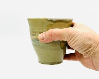 Tasse Ondée Celedon en Céramique Cuisson Réduite par Jessica Cronstein