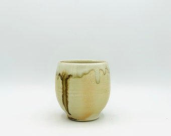 Tasse en Porcelaine cuite au feu de bois de frêne cool par Jessica Cronstein