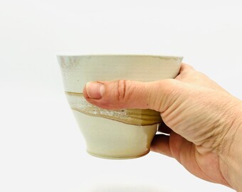 Tasse 2 en porcelaine cuite au feu de bois et frêne froid par Jessica Cronstein