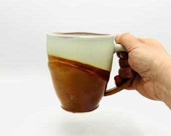 Grande Mug Bleu Ice & Amber en porcelaine cuite au feu de bois et ambre par Jessica Cronstein