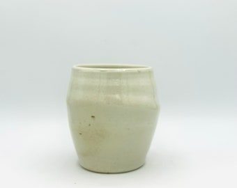 Tasse en porcelaine cuite au feu de bois de frêne Snowy par Jessica Cronstein
