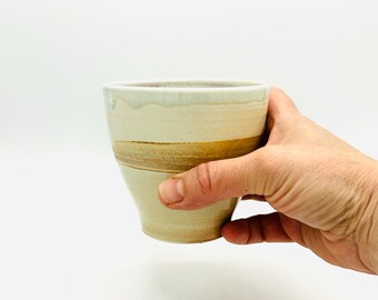 Tasse 1 en porcelaine cuite au feu de bois et frêne froid par Jessica Cronstein