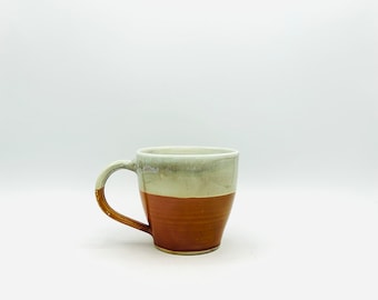 Mug 1 bleu glacier et ambre en porcelaine cuite au feu de bois par Jessica Cronstein