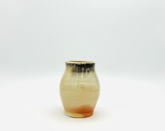 NOUVEAU ! Vase 1 Carbon Trapped Shino en Porcelaine cuite au feu de bois par Jessica Cronstein