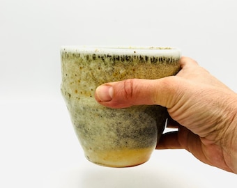 Tasse 1 en porcelaine cuite au feu de bois et frêne cool par Jessica Cronstein