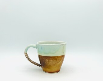 Mug 2 bleu glacier et ambre en porcelaine cuite au feu de bois par Jessica Cronstein