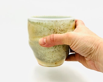 Tasse 2 en porcelaine cuite au feu de bois et frêne cool par Jessica Cronstein