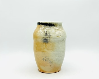 NOUVEAU ! Vase 5 en porcelaine au feu de bois Shino avec piégeage carbone par Jessica Cronstein