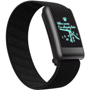 Könnte beinhalten: Ein schwarzer digitaler Fitness-Tracker mit einem strukturierten Stoffarmband. Das rechteckige Display zeigt ein leuchtend hellblaues Zifferblatt mit dem Text "Who cares I'm already late" und einem kleinen Kronensymbol über der Uhrzeit.