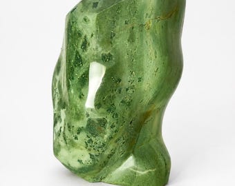 Natuurstenen sculptuur van groene steen – Organisch gepolijst kunstobject voor verzamelaars en woondecoratie