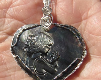 Coquillage en nacre enveloppé de fil de fer, pendentif camée fille en forme de coeur