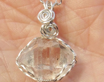 Pendentif Herkimer en cristal de quartz avec diamants enveloppé dans du fil d'argent