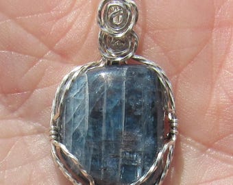 Cyanite bleue polie, fil enroulé Pendentif en fil d'argent argentique.