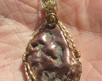 Pendentif pépite de cuivre naturel, fil enveloppé dans du fil de laiton.