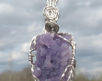 Pendentif en agate raisin enveloppé de fil d'argent