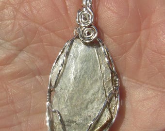 Pendentif en mica moscovite , en fil d'argent argentique