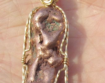 Pendentif pépite de cuivre naturel, fil enveloppé dans du fil de laiton.