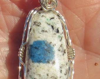 Granite K-2, fil cabochon de forme libre enveloppé dans du fil d'argent argenté