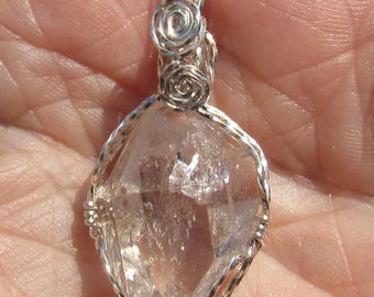 Pendentif Herkimer en cristal de quartz avec diamants enveloppé dans du fil d'argent