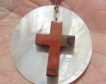 Croix en pierres précieuses sur disque de nacre