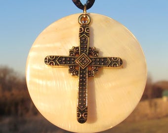 Croix en métal sur disque nacre