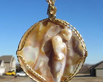 Pendentif coquillage en nacre, saint avec auréole enveloppé de fil de laiton