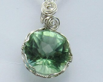 Collier de pierres précieuses enveloppées de fil de quartz vert à facettes