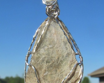 Pendentif en mica moscovite, en fil d'argent sterling