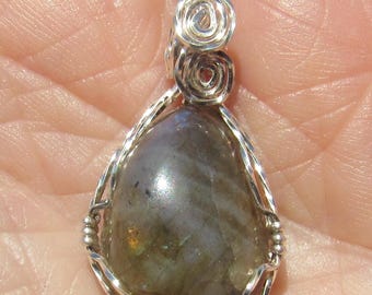 Labradorite polie, fil enveloppé Pendentif en fil d'argent argentique.