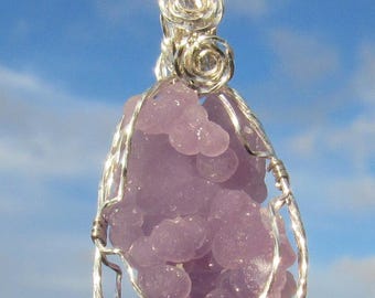 Pendentif en agate raisin enveloppé de fil d'argent