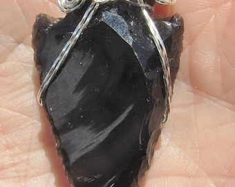 Fil d'obsidienne en pointe de flèche gainé d'argent argenté