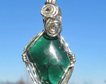 Cabochon en malachite en fil d'argent argenté.