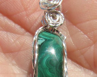 Cabochon en malachite en fil d'argent sterling.
