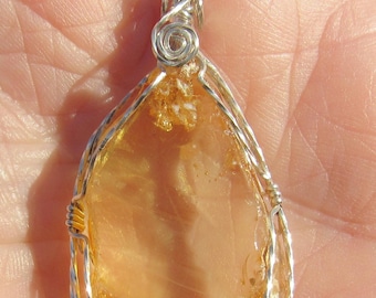 Pendentif en ambre en fil d'argent torsadé.