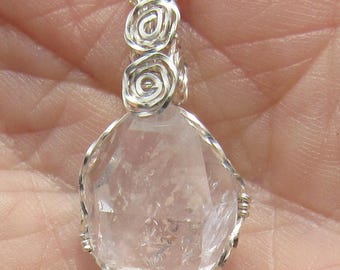 Pendentif Herkimer en cristal de quartz avec diamants enveloppé dans du fil d'argent