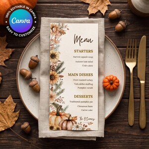 Könnte beinhalten: Eine vertikale Menükarte mit cremefarbenem Hintergrund und einem floralen Rand aus Sonnenblumen, Kiefernnadeln und Kürbissen. Der Text enthält Überschriften für Starters, Main Dishes und Desserts sowie Gerichte wie Kürbissuppe und Kürbiskuchen, signiert The O'Connors.