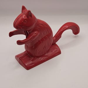 Vintage röd ekorre nötknäppare, retro gjuten metall köksredskap, mitten av århundradet modern barredskap, udda djurfigur, kitschig present