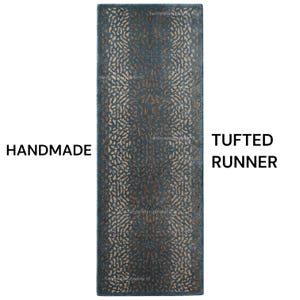 Peut inclure: Un tapis de couloir rectangulaire tufté présentant une base bleu foncé avec un motif complexe brun clair répété verticalement au centre. Le texte HANDMADE TUFTED RUNNER est affiché sur les côtés du tapis en lettres capitales noires.